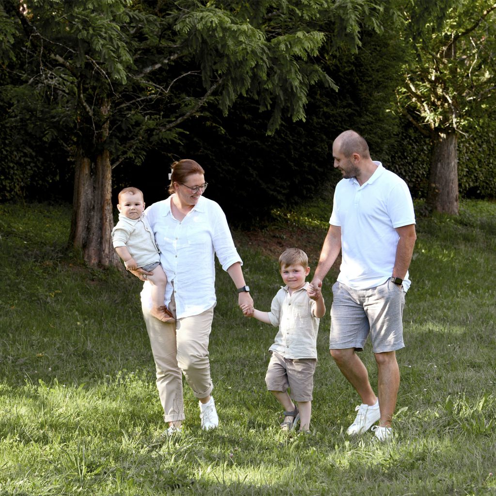 Tipps für Familienfotos - natürliche Familienaufnahmen in der Natur