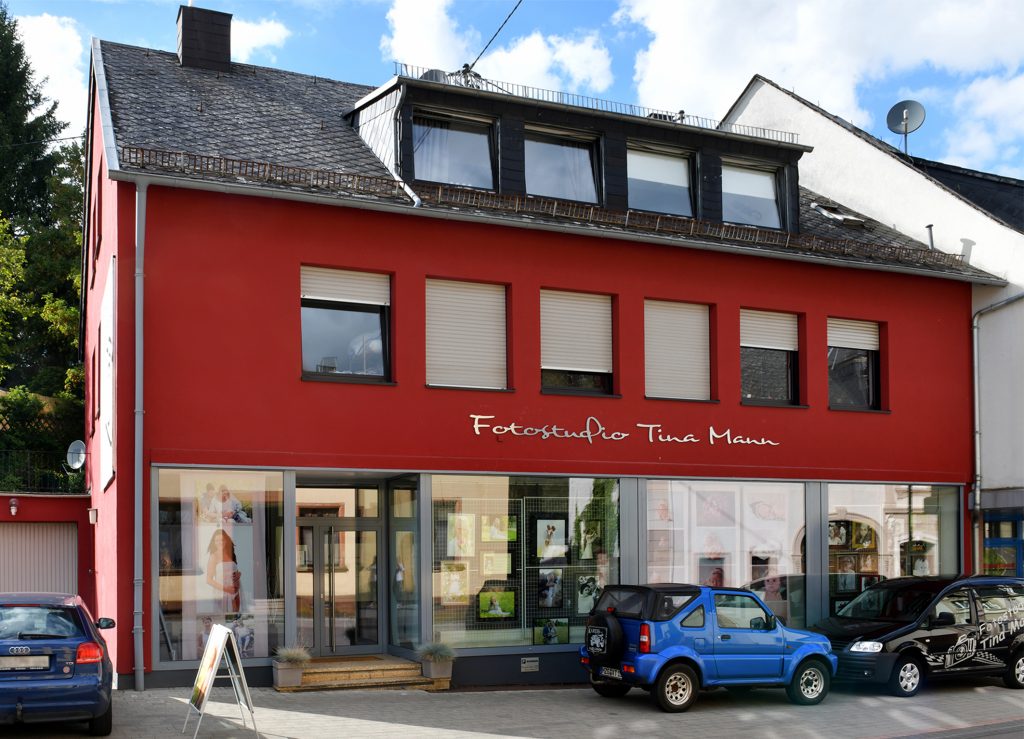 Fotostudio Tina Mann in Wadern - Außenansicht mit Eingang und Parkmöglichkeiten