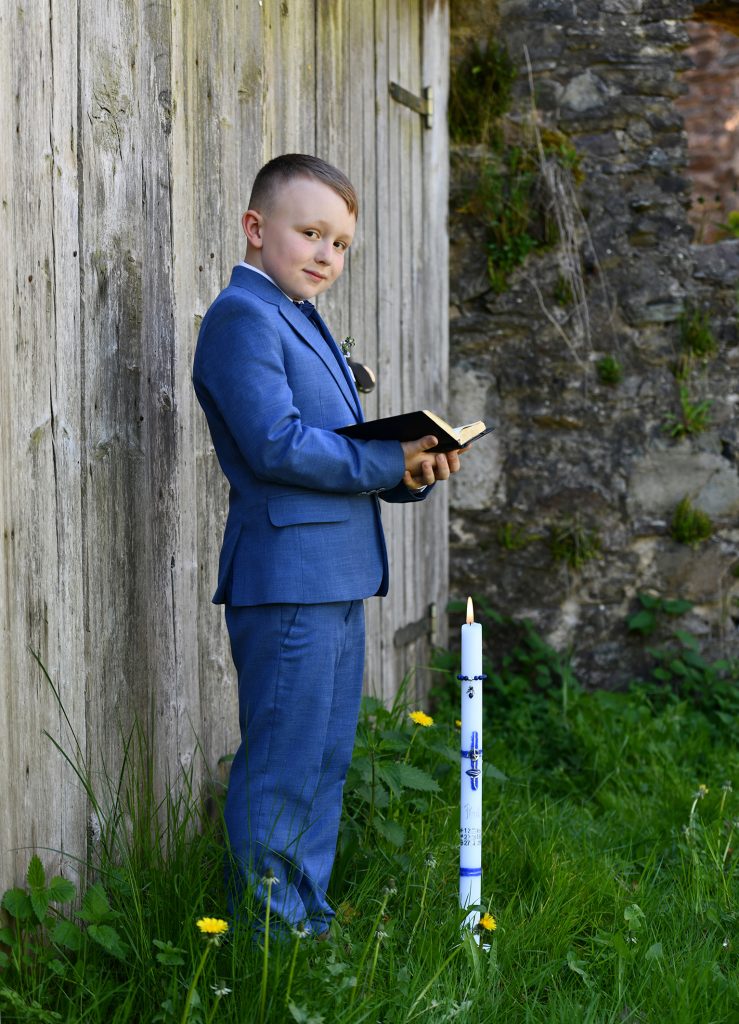 Natürliche Kommunionfotos - Junge im blauen Anzug auf der Wiese - Kommunionfotografie in Wadern und Umgebung