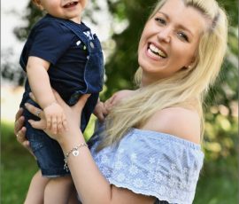 Familienfotos in der Natur - Mama mit ihrem Sohn