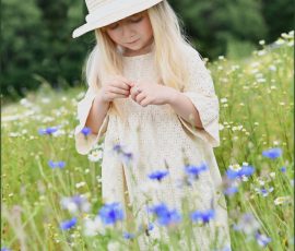 Kinderfotos in der Natur - Kleines Mädchen in einer bunten Blumenwiese
