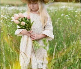 Kinderfotos in der Natur - Kleines Mädchen in einer bunten Blumenwiese