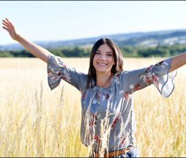 Junges Mädchen in der Natur