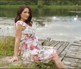 Babybauchshooting in der Natur - Mom to be sitzend auf Holzsteg