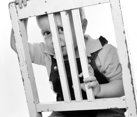 Kindershooting im Studio - sw-Aufnahme von einem kleinen Jungen