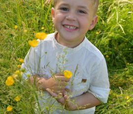 Kinderfotos in der Natur - Kleiner Junge beim Familienshooting in der Natur