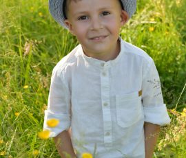 Kinderfotos in der Natur - Kleiner Junge beim Familienshooting in der Natur