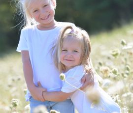 Kinderfotografie in Wadern - liebevolle Stimmung in einer Blumenwiese