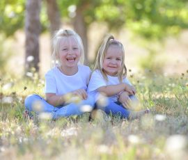 Kinderfotos in der Natur in Wadern - Geschwisterliebe