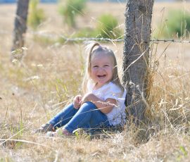 Kinderfotos in der Natur - Kleiner Junge beim Familienshooting in der Natur