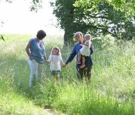 Familienfotos in Wadern - Saarland - Eltern mit Kindern in der Natur