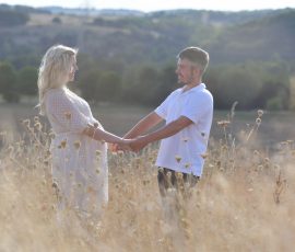 Babybauchshooting in der Abendsonne. Mama und Papa im hohen Gras