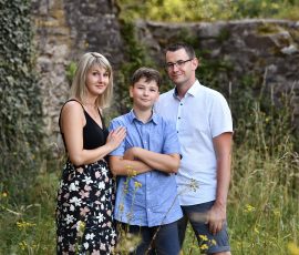 Eltern mit Sohn beim Familienshooting