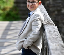 Portrait eines Jungen an seiner Kommunion - authentische Kommunionfotos im Saarland