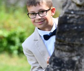 Portrait eines Jungen an seiner Kommunion - authentische Kommunionfotos im Saarland