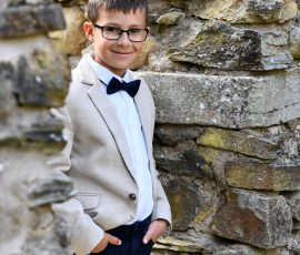 Portrait eines Jungen an seiner Kommunion - authentische Kommunionfotos im Saarland