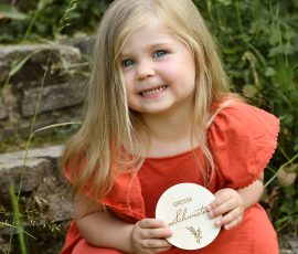 Kinderfotos in der Natur - Kleines Mädchen beim Familienshooting in der Natur