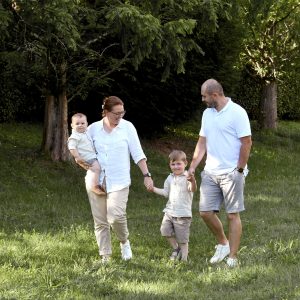 Natürliche Familienaufnahmen in der Natur