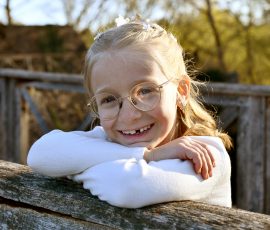 Portrait eines Mädchens an seiner Kommunion - authentische Kommunionfotos im Saarland