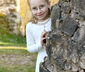 Natürliche Kommunionfotos eines Mädchens im weißen Kleid in Wadern
