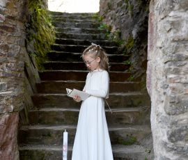 Natürliche Kommunionfotos eines Mädchens im weißen Kleid in Wadern