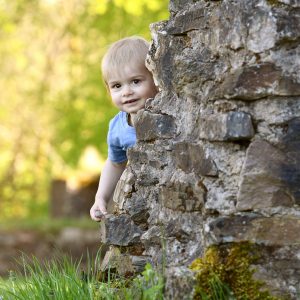 Kinderfotos in der Natur - Kleiner Junge beim Familienshooting in der Natur