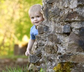 Kinderfotos in der Natur - Kleiner Junge beim Familienshooting in der Natur
