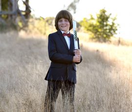 Natürliche Kommunionfotos im Grünen - Portrait aines Jungen zur Kommunion