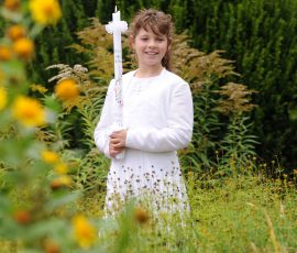Natürliche Kommunionfotos eines Mädchens im weißen Kleid in Wadern