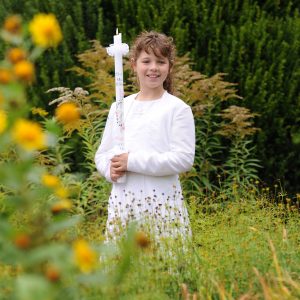 Kommunionaufnahmen Outdoor - Mädchen im Kommunionkleid mit Kerze