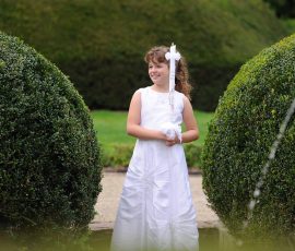 Natürliche Kommunionfotos eines Mädchens im weißen Kleid in Wadern