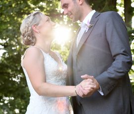 Hochzeitsaufnahme im Gegenlicht