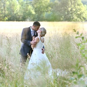 Hochzeitspaar im hohen Gras