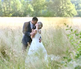 Hochzeitspaar im hohen Gras